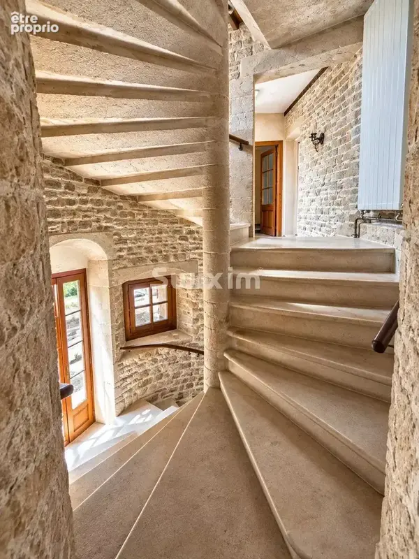 L'isle-sur-serein – une tour du xiiiᵉ siècle, cinq chambres et 271 m² d'histoire à habiter - photo 2