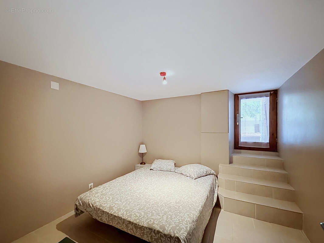 AUX PORTES D'ANGOULEME, à proximité immédiate de toutes commodités, adorable maison des années 20 entièrement - photo 10