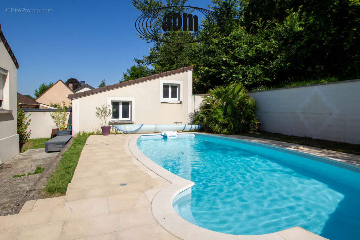 Maison familiale rénovée avec piscine, dépendance et garages sur un terrain de 1 376 m2 - photo 14