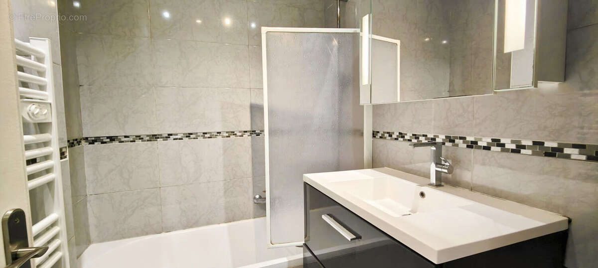 Appartement Antibes 3 pièces 64 m² habitable - 57.71 m2 carrez - dernier étage - parking et cave - photo 9