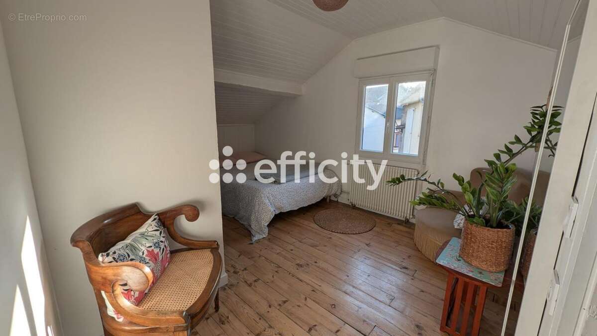 Maison à LA MONNERIE-LE-MONTEL