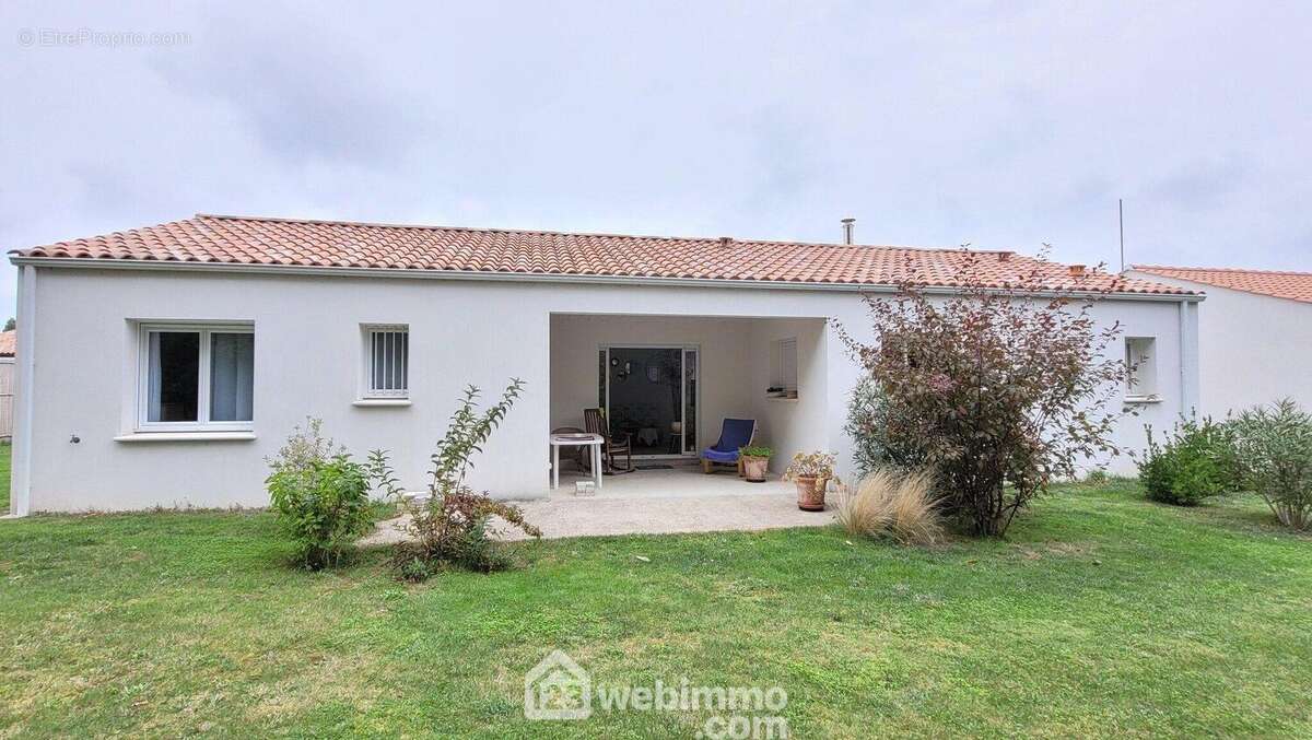 Une terrasse semi couverte, exposée SUD et face à la forêt - Maison à SAINT-HILAIRE-LA-FORET
