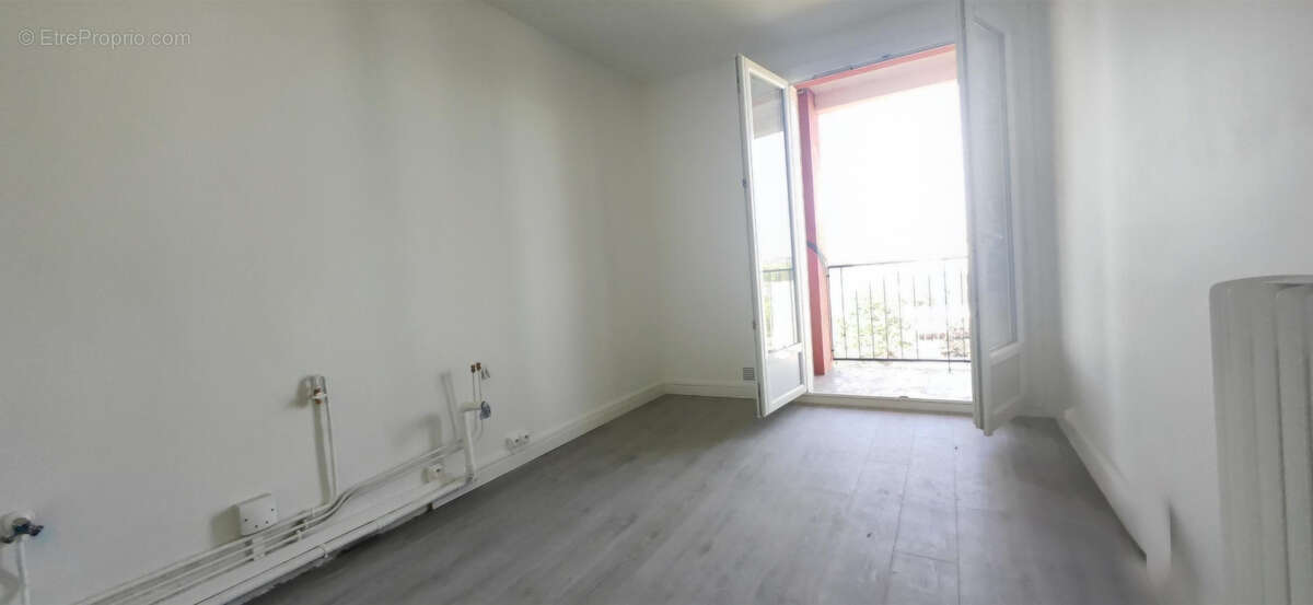 T3 entierement renové au 7ème avec balcon et garage - photo 3