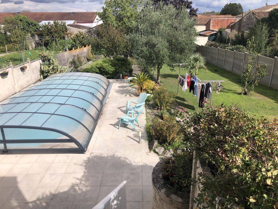  MAISON DE VILLE EN PIERRE 3 CHAMBRES GRAND TERRAIN 900 m2 - Maison à PAUILLAC