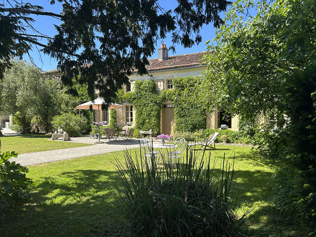 Maison à SAINT-PIERRE-DE-JUILLERS
