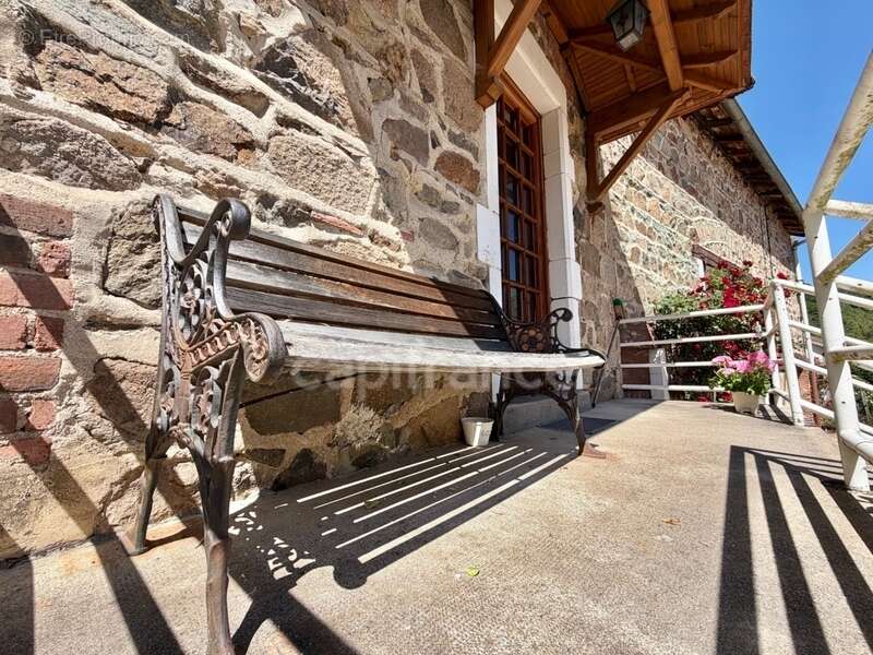 Maison de bourg de 100 m2, 3 chambres, terrain attenant de 371 m2 + 2450 m2 indépendant, 200 m2 de dépendances, caves, fibre opt - photo 13