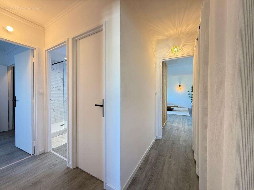 Superbe APPARTEMENT rénové à proximité immédiate des commerces - photo 9