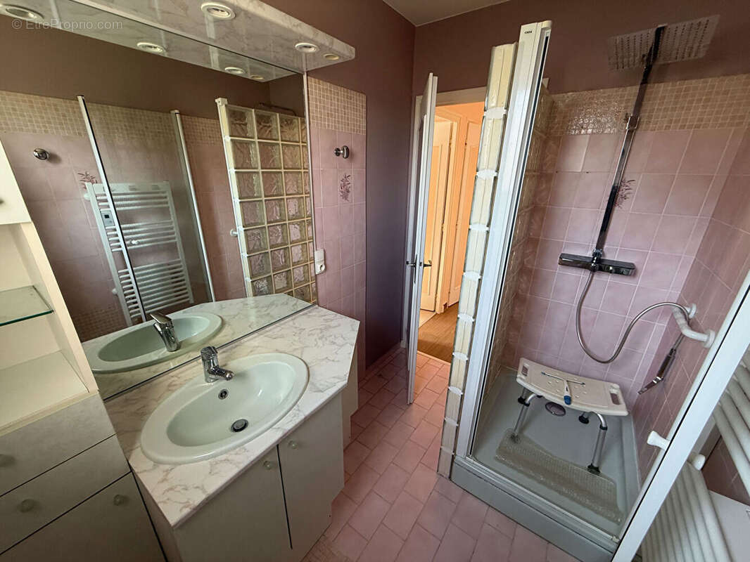 CANCON, dans un lotissement tranquille venez découvrir cette maison semi-enterrée de 75m2 avec deux chambres. La maison possède  - photo 8