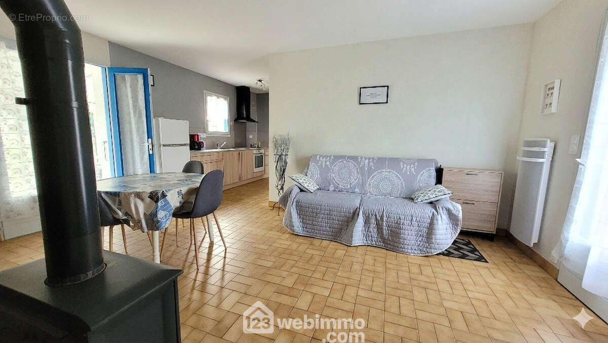 Une pièce de vie / cuisine - Maison à LONGEVILLE-SUR-MER