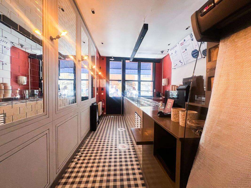 Commerce à PARIS-8E