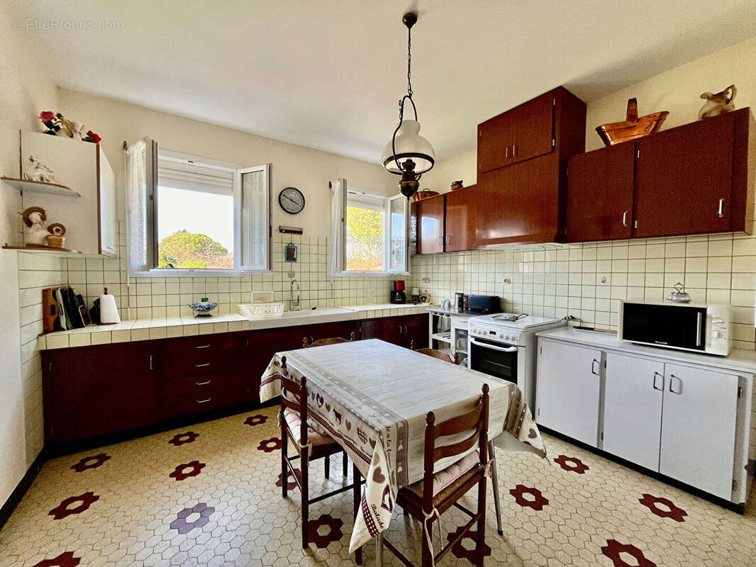 Située à Castelmoron-sur-Lot, au coeur d'un quartier calme et recherché, cette agréable maison de plain-pied offre une surface h - photo 6