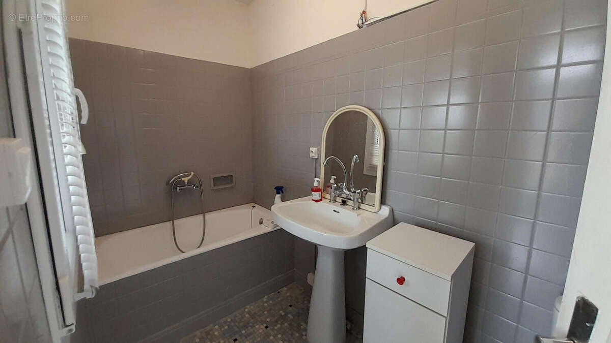 Le salle de bains - Maison à SAINT-PRIEST-LES-FOUGERES