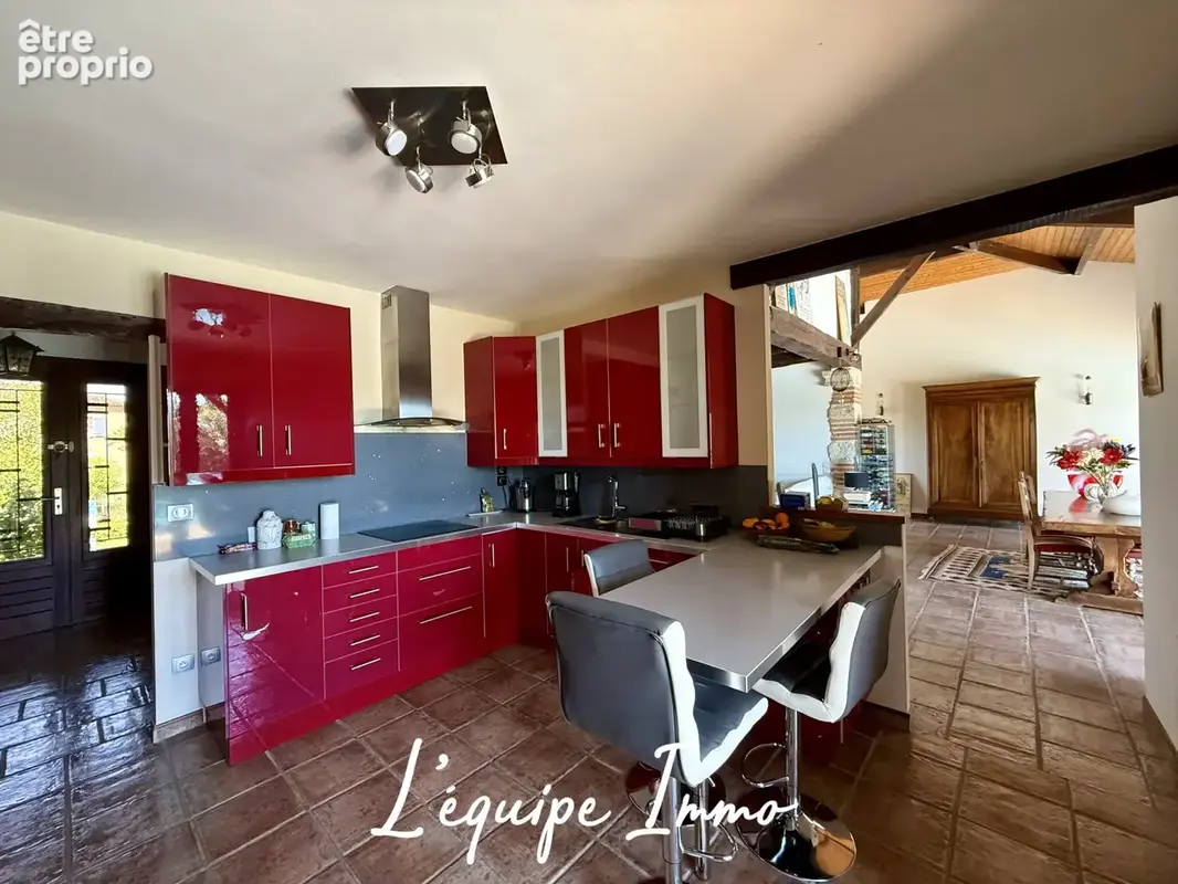Maison d’architecte de plus de 200 m2 avec piscine sur un terrain de près de 2500 m2 - photo 8