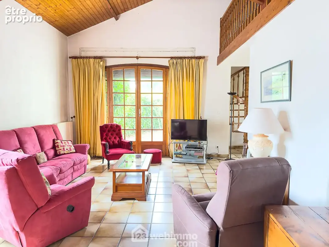 Le salon avec une cheminée foyer ouvert... - Maison à CHOLET