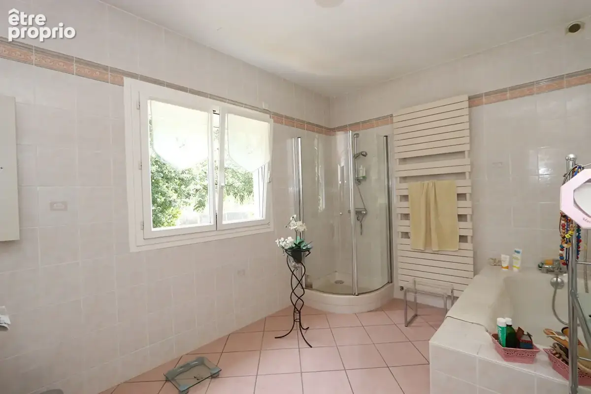 Vaste propriété de 225m² habitables sur terrain de 1919 m² arboré et paysagé - 5 chambres - photo 7