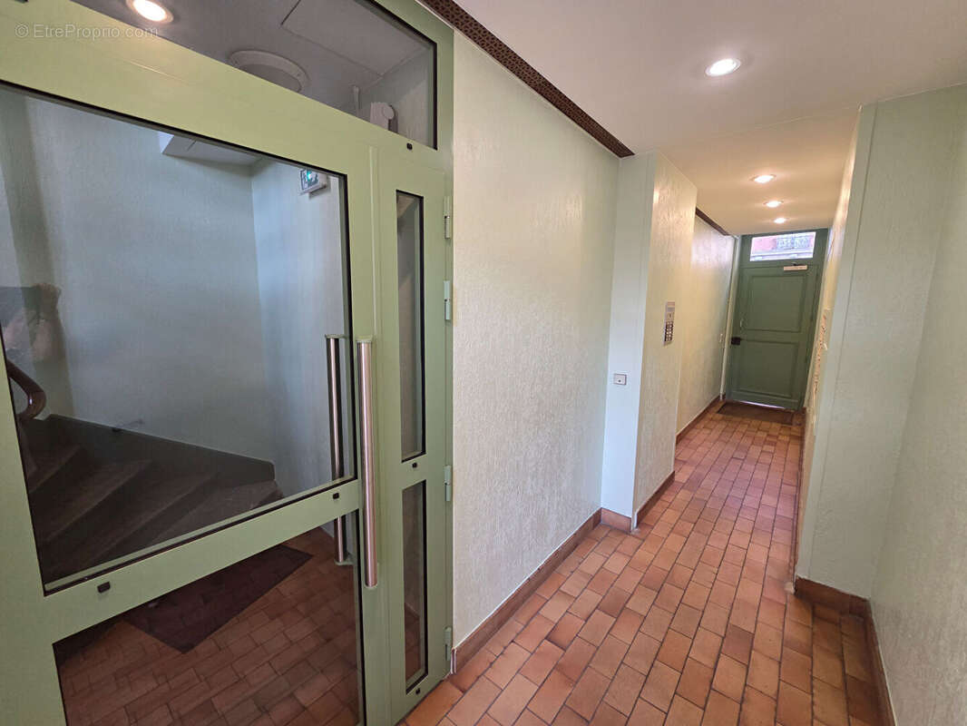 14ème - ST 25,52m2 à rénover - photo 2