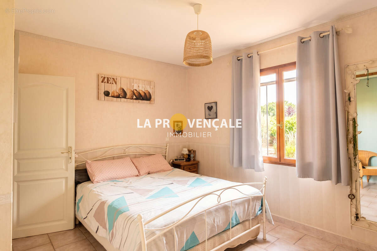 Maison 140 m² à Greasque  - photo 9