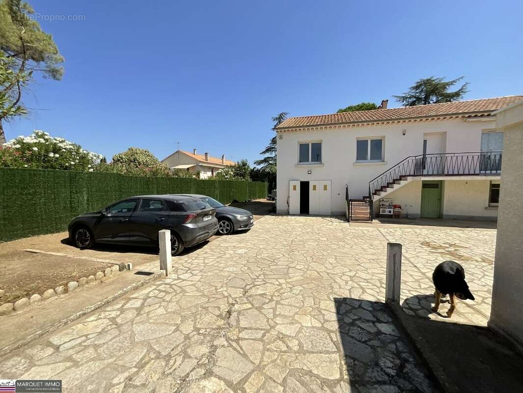 Beau potententiel !!! Pour cette lumineuse villa T4 offrant 92 m² + véranda de 37 m² + apt T2 de 50 m²  4 faces sur 1 069 m² ave - photo 12