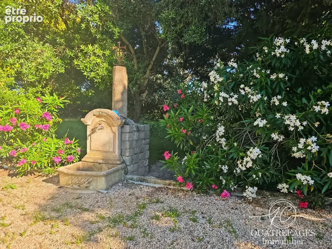 Villa dans un parc arboré exceptionnel avec piscine couverte. - photo 22