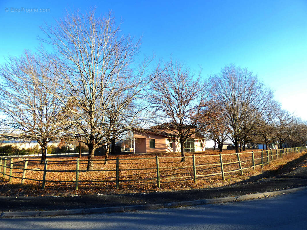 Commerce à TOCANE-SAINT-APRE