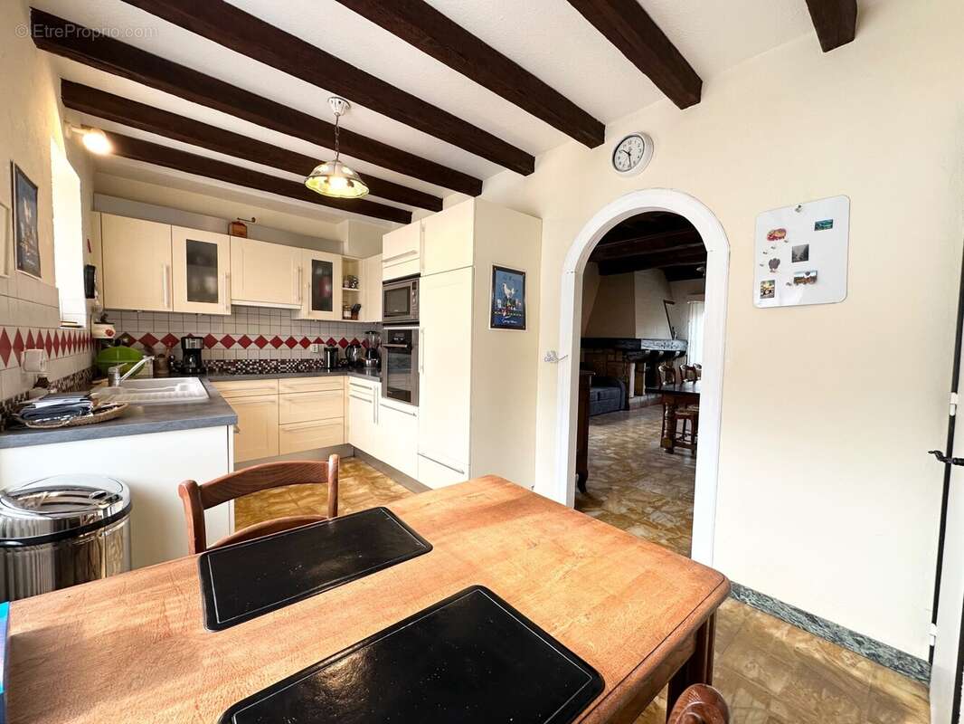 Cuisine de 13.5 m² - Maison à SAINT-ETIENNE-DU-BOIS