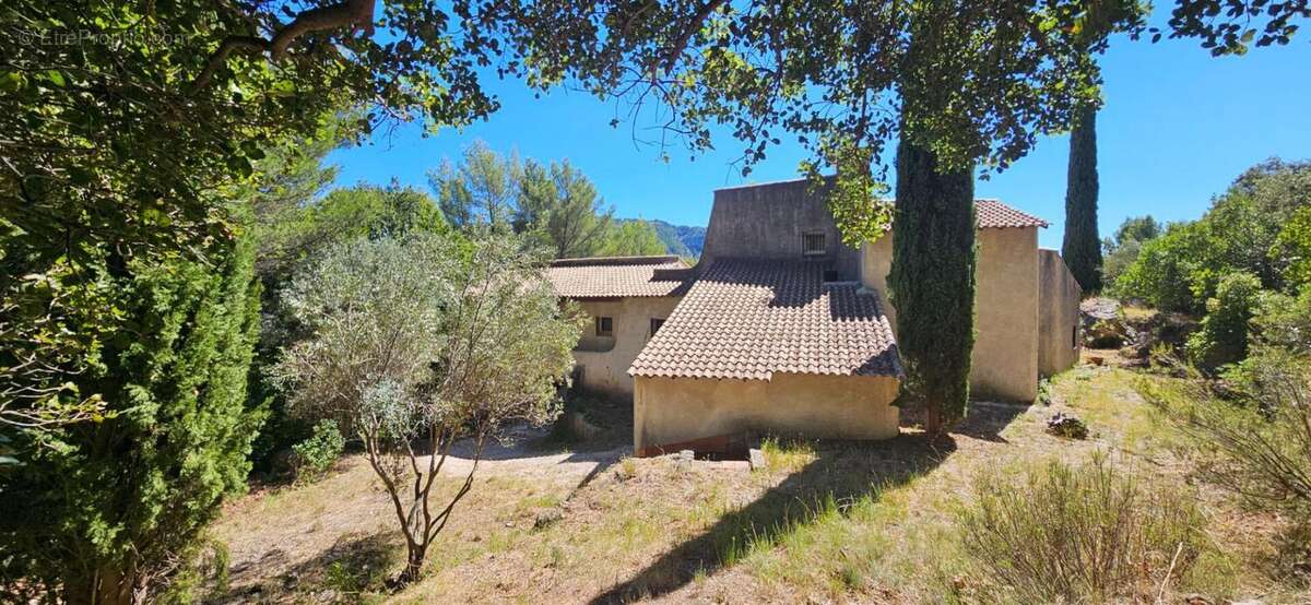 Maison à LE REVEST-LES-EAUX