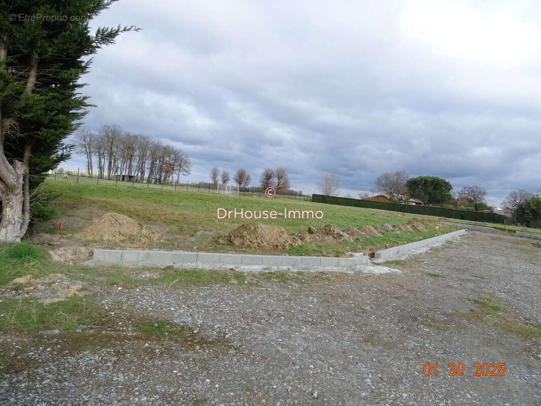 Terrain à POUCHARRAMET