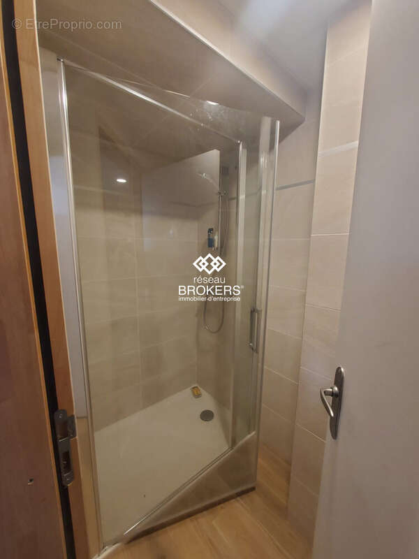 Commerce à ALLONZIER-LA-CAILLE