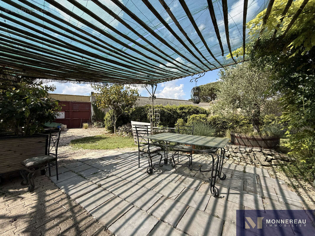 Maison en pierre avec jardin clos et dependances - photo 3