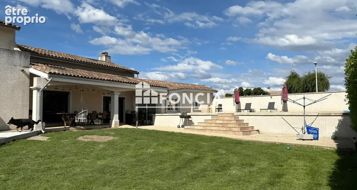 CHAVANNES, très belle villa de 216 m2 en très bon état général sur un terrain de 1530 m2 avec piscine - photo 2