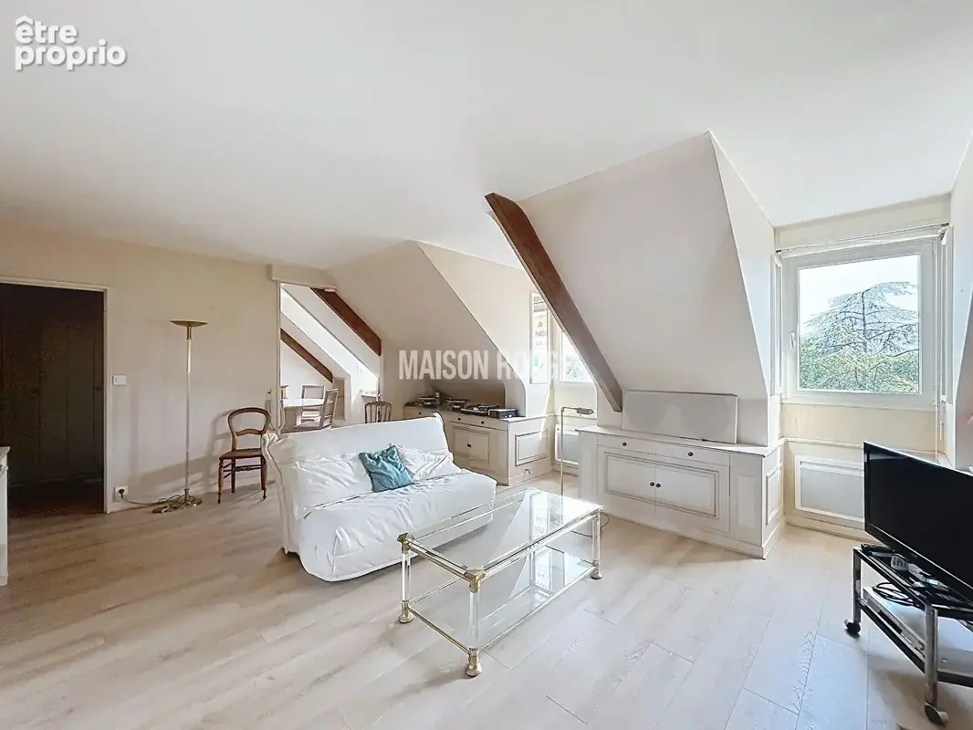CENTRE HISTORIQUE - Appartement 4 pièces avec ascenseur, cave et garage fermé - photo 2