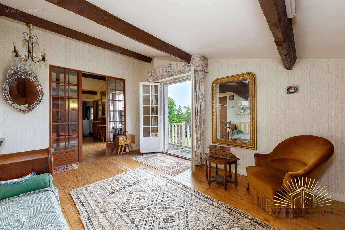 Maison de charme 358m2 habitables sur une parcelle de 10 000 m2 avec vue dégagée - photo 7