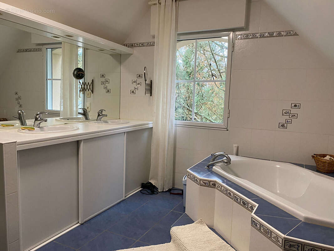 Villa de 180 m² sur une parcelle de 2400 m² avec piscine chauffée et accès direct sur le golf. - photo 14