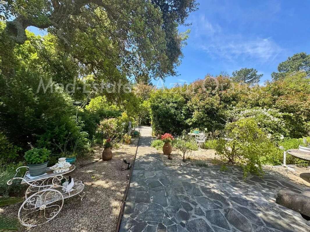 Maison à LA GARDE-FREINET