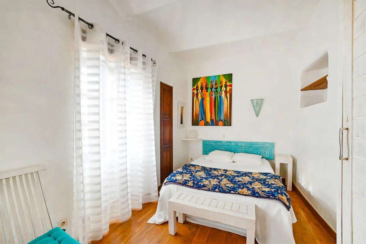 Maison à SAINT-JEAN-DE-MARUEJOLS-ET-AVEJAN