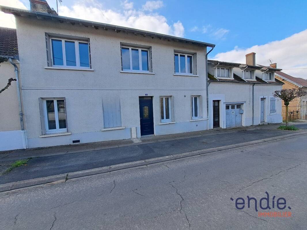 Maison à AINAY-LE-CHATEAU