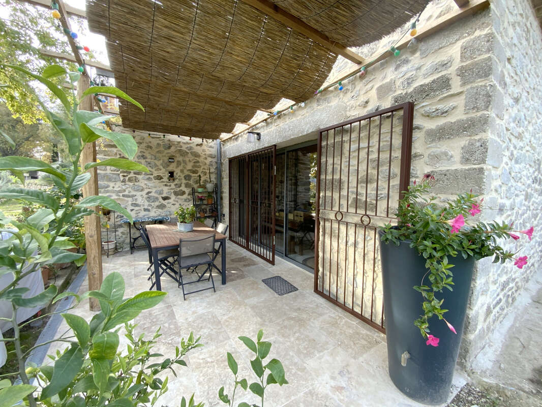 Maison en pierre rénovée avec jardin arboré. - photo 9