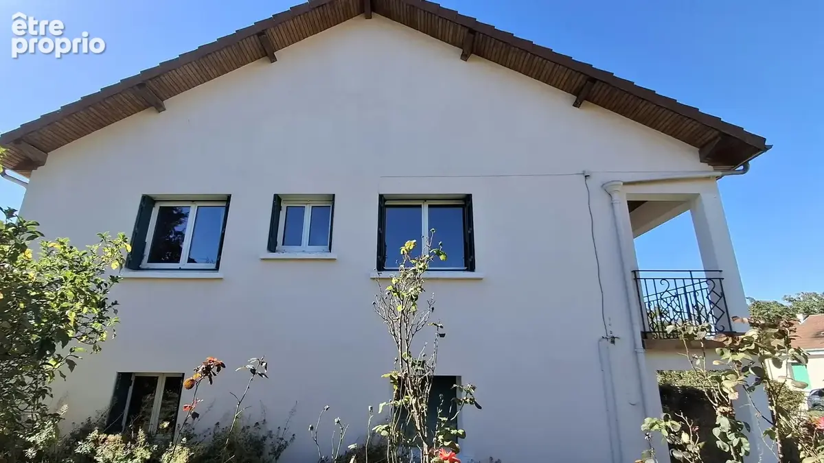 Située à proximité des commodités, maison en rez de chaussée surélevée de 133 m2 habitables sur beau terrain d - photo 2