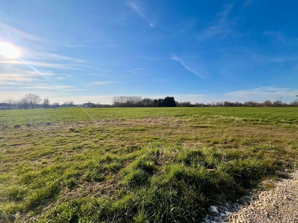 Terrain à SAINT-DENIS-LES-BOURG