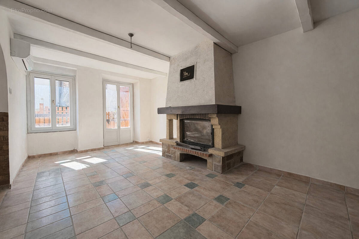 Salon lumineux avec cheminee rustique - Maison à BRUNOY