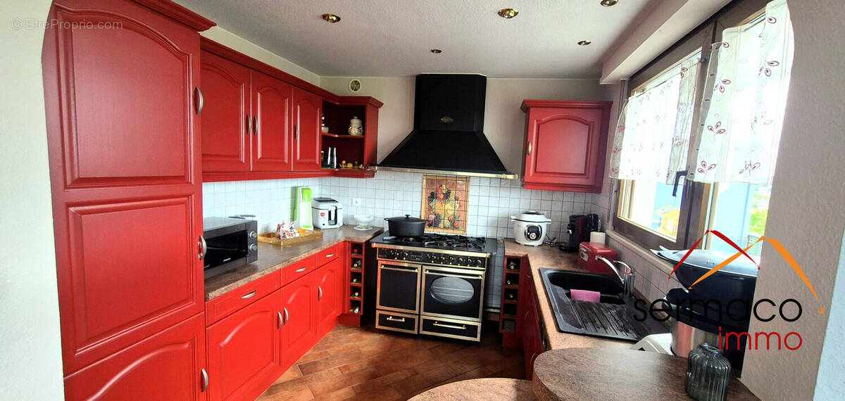 Cuisine équipée avec piano de cuisson et hotte GODIN - Appartement à SARREGUEMINES