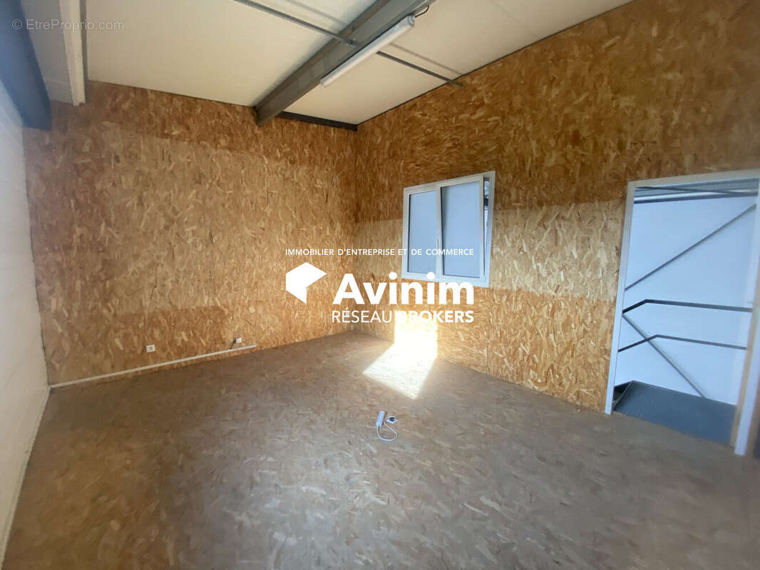 Bureau 2 - Commerce à COMBRONDE