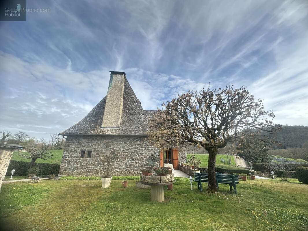 Maison à SAINT-ETIENNE-DE-MAURS