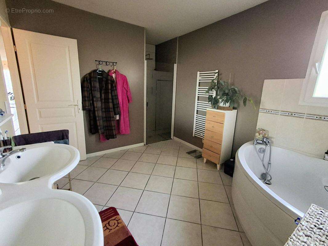 Maison à SAINT-CHRISTOLY-DE-BLAYE