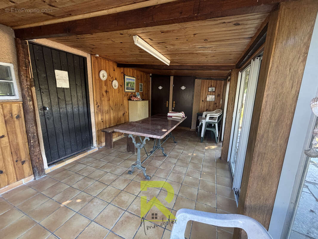 Grau d'Agde   À 200 mètres de la plage Terrain de plus de 1100m2 avec T3 à rénover - photo 4