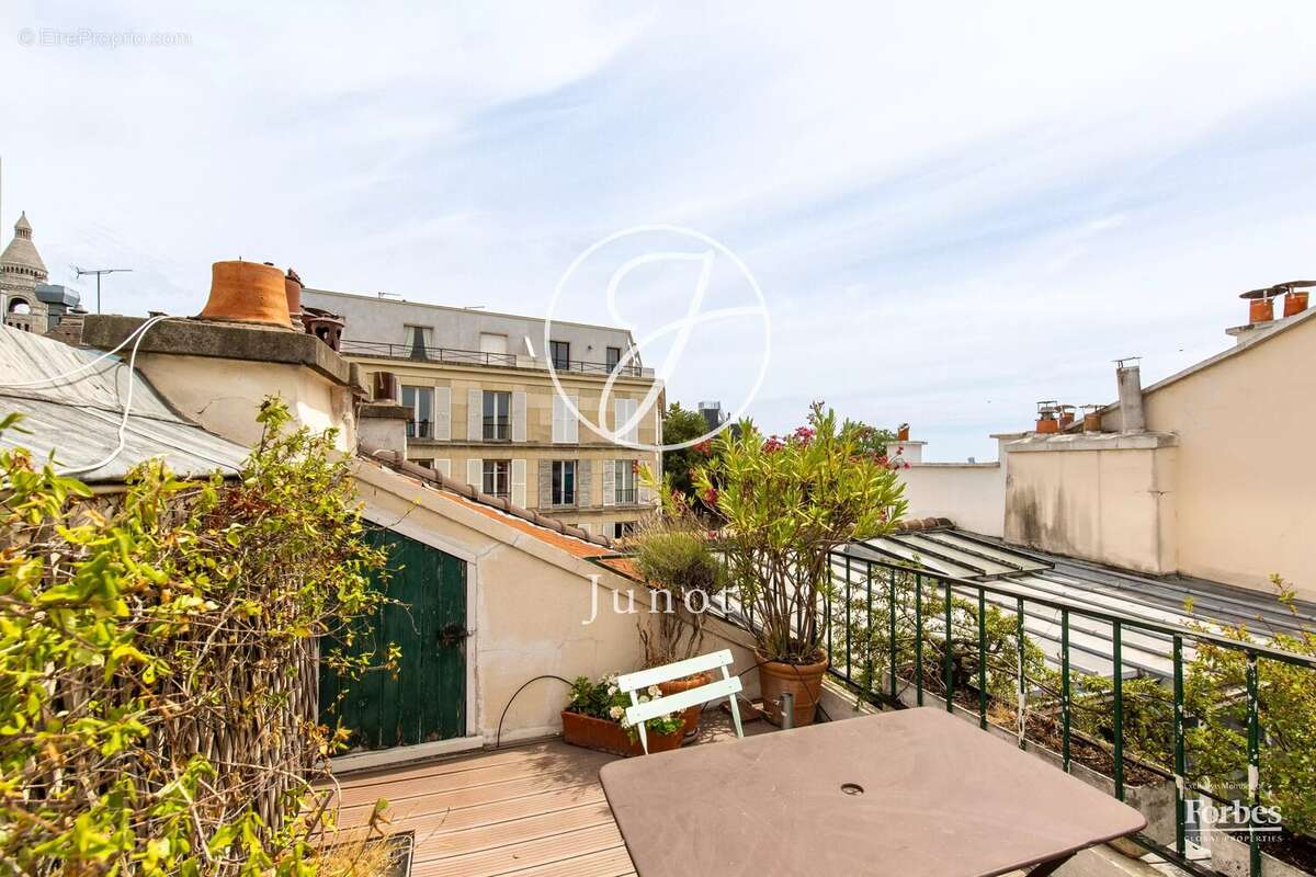 Paris 18e - HAUT MONTMARTRE / PLACE JEAN BAPTISTE CLÉMENT  - Appartement  à vendre - 4 pièces - 90,84m² Carrez - 107,84m² au sol - photo 24