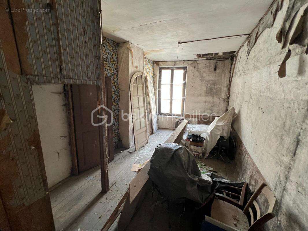 Maison 77m2 a rehabiliter entierement + petit jardin - photo 5