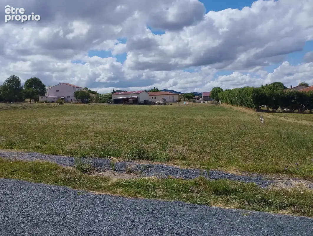 Photo Terrain à Egliseneuve-Pres-Billom au prix de 83 000€