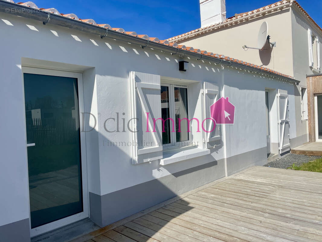Idéal résidence secondaire -  Maison de deux chambres rénovée située proche des plages ! - photo 2