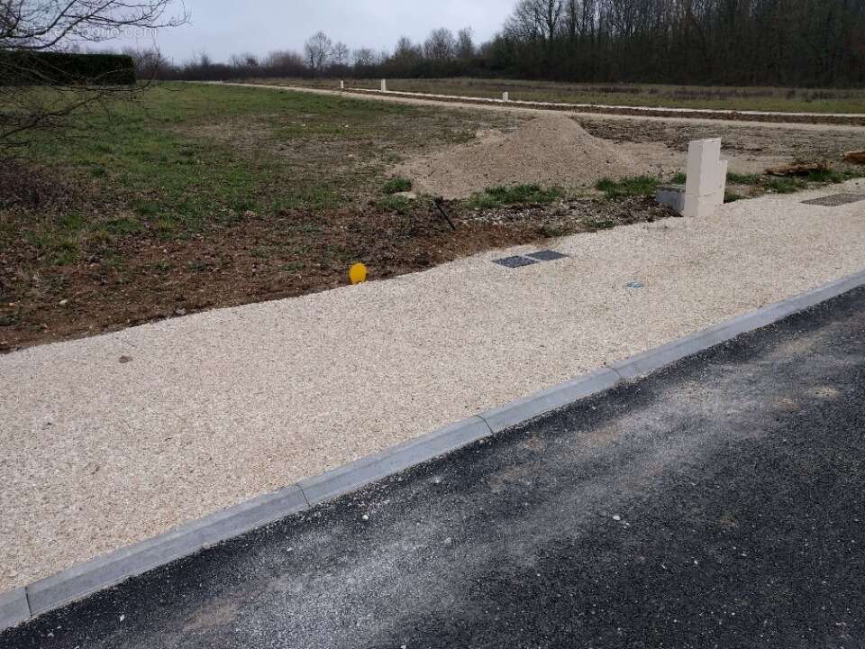 Terrain à SAINT-FARGEAU-PONTHIERRY